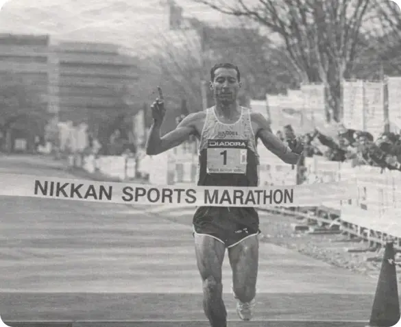Karol Dolega crossing the finish line at the Nikkan Sports Marathon